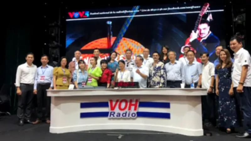 Phát Thanh Trực Tiếp: 'Sân Chơi' Thử Thách Năng Lực Sản Xuất Trong Kỷ Nguyên Số