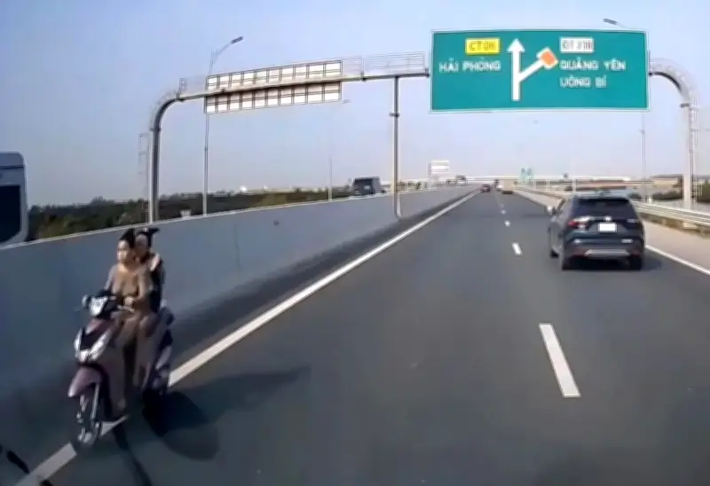 Phạt thiếu nữ không đội mũ bảo hiểm, đi xe máy ngược chiều vào cao tốc