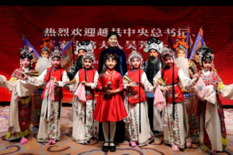 Phu nhân Ngô Phương Ly tham quan Trung tâm Tổng Khánh Linh