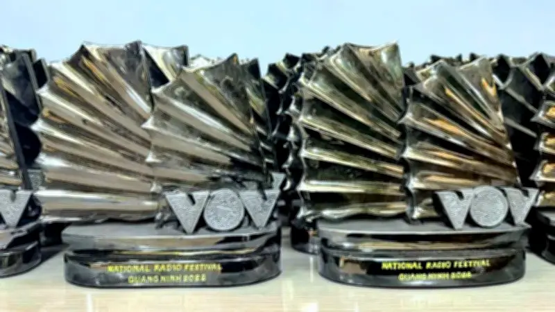 Quà Tặng Than Đá Quảng Ninh: Tượng Thuyền Buồm Và Micro Độc Đáo Tại Liên Hoan Phát Thanh