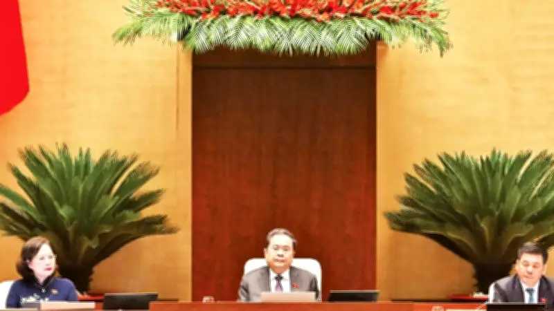 Quốc hội thảo luận luật tôn giáo trên mạng và chính sách thuế nhiên liệu