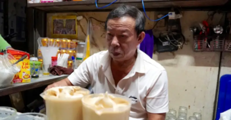 Quán cà phê 30 năm ở chợ Xũ Nghệ hút khách với lớp bột lạ ngày bán trăm cốc