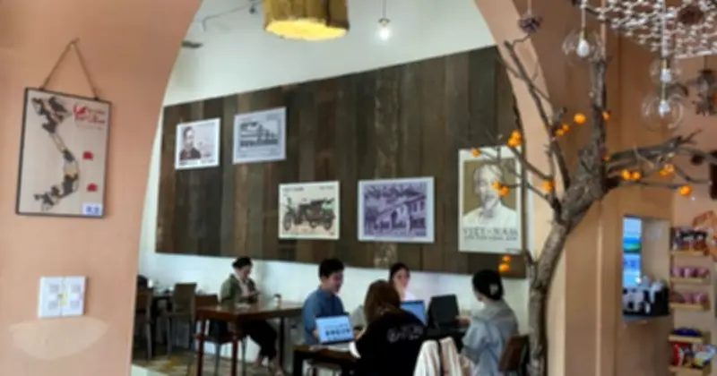 Quán cà phê Bưu điện TP.HCM: 'Cỗ máy quay ngược ký ức' thu hút giới trẻ Sài Gòn