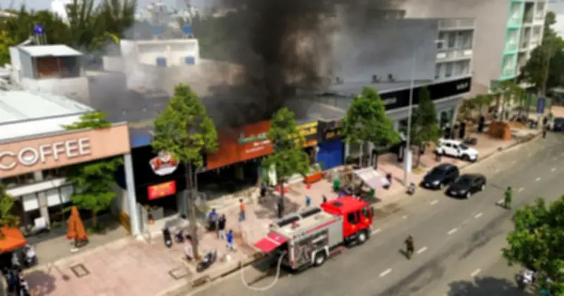 Quán Ếch 62 ở Tây Ninh bốc cháy dữ dội, cột khói đen cao hàng chục mét