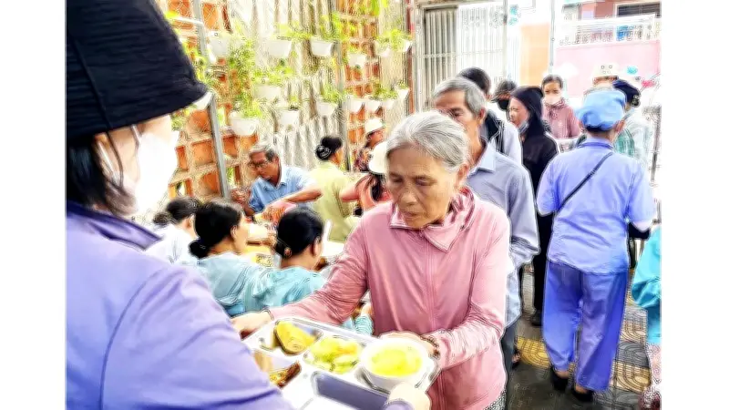 Quán cơm 2.000 đồng giữa lòng Đà Nẵng: Điểm tựa cho bệnh nhân nghèo