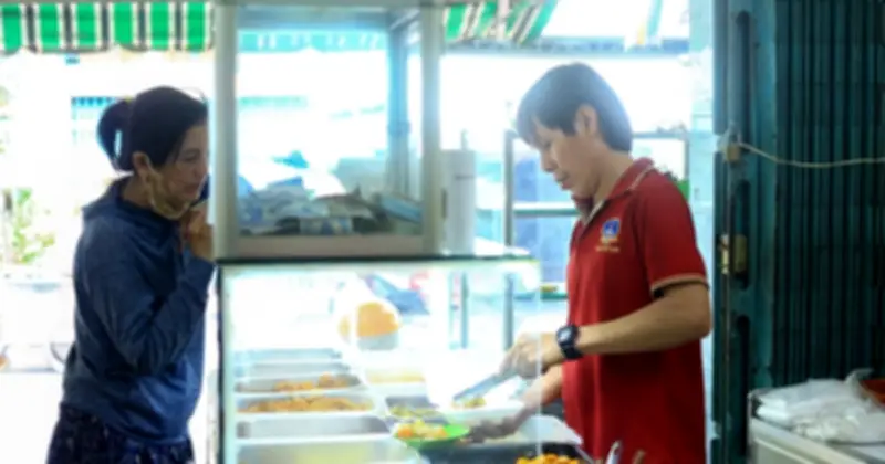 Quán cơm chay 10.000 đồng giữa lòng TP.HCM: Giữ giá để người nghèo có bữa no