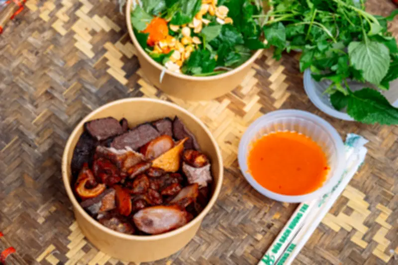 Quán Nộm Lím Tạ: 36 Năm Đóng Kín Khách Trên Vỉa Hè Hà Nội