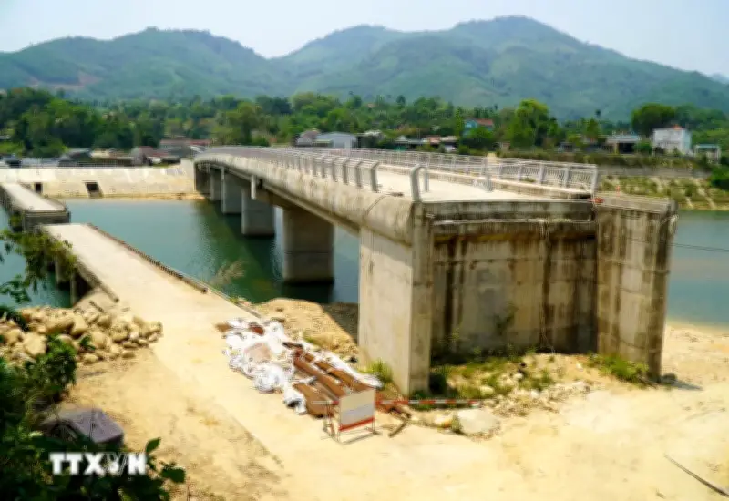 Quảng Ngãi: Cầu tiền tỷ đập chiều dốc tắc đường dẫn, người dân bức xúc