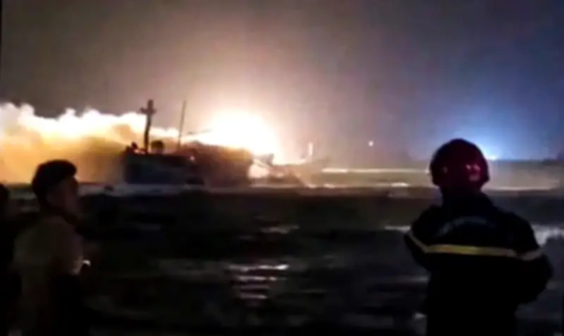 Quảng Ngãi: Tàu cá bốc cháy dữ dội trong đêm tại khu vực biển Phước Thiện