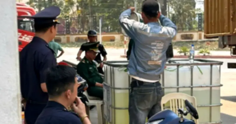 Quảng Trị bắt giữ xe Lào vận chuyển trái phép hơn 1.200 lít dầu diesel qua biên giới