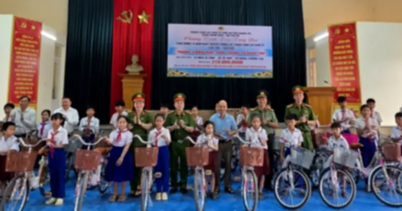 Quảng Trị: Trao tặng máy tính, xe đạp hỗ trợ học sinh vùng biên giới