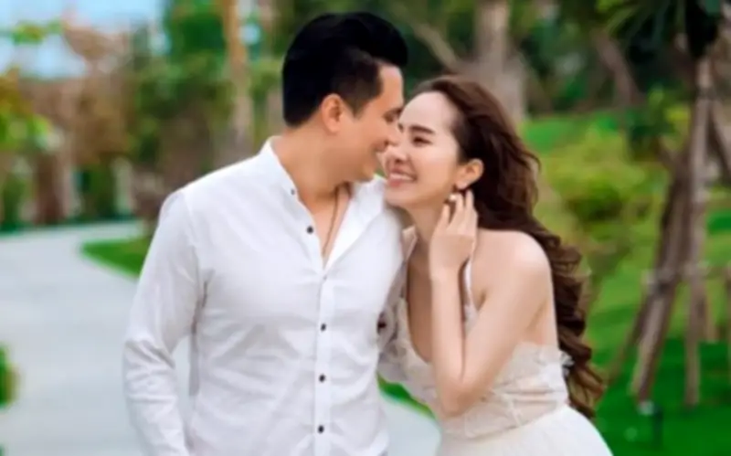 Quỳnh Nga Gây Sốt Khi Công Khai Hôn Việt Anh Trên Livestream, Dấy Lên Nghi Vấn 'Phim Giả Tình Thật'