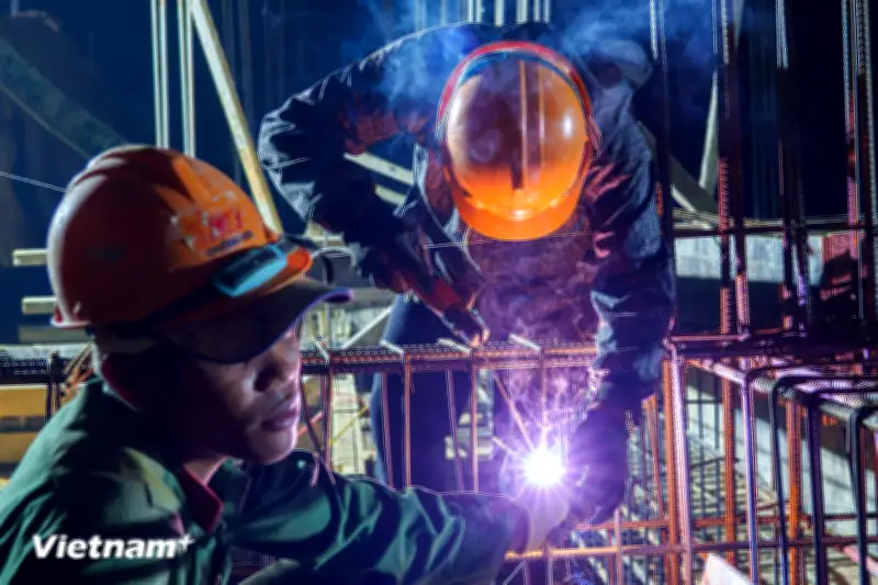 Rực sáng ánh đèn xuyên đêm, thi công trường nội trú giữa đại ngàn Trường Sơn