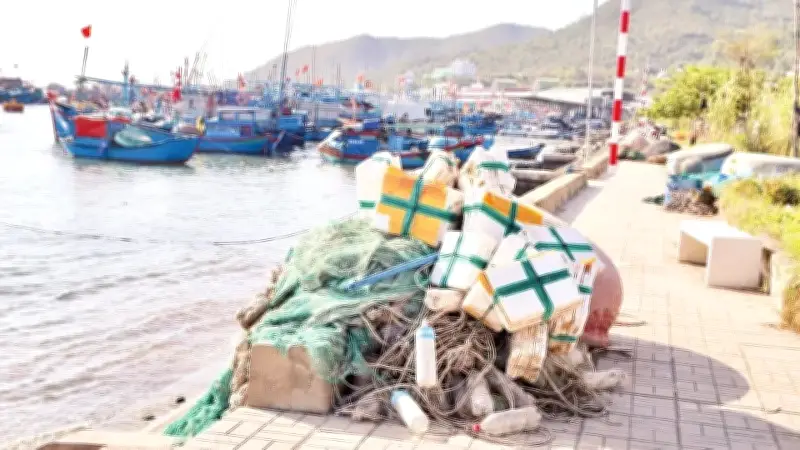 Rác thải nhựa và ngư cụ đe dọa biển Việt Nam: Thách thức và giải pháp từ giám sát đến tái chế