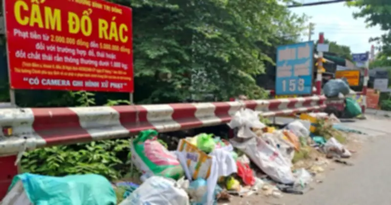 Rác đổ tràn lan ngay dưới biển cấm tại TP.HCM, gây ô nhiễm môi trường