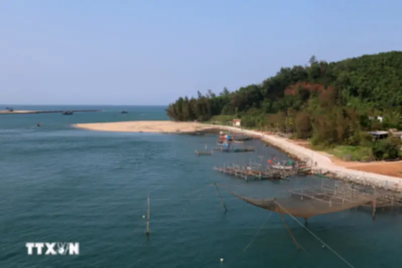 Rơi đầm phá Tam Giang: Những hành trình khác biệt của người dân vùng lũ