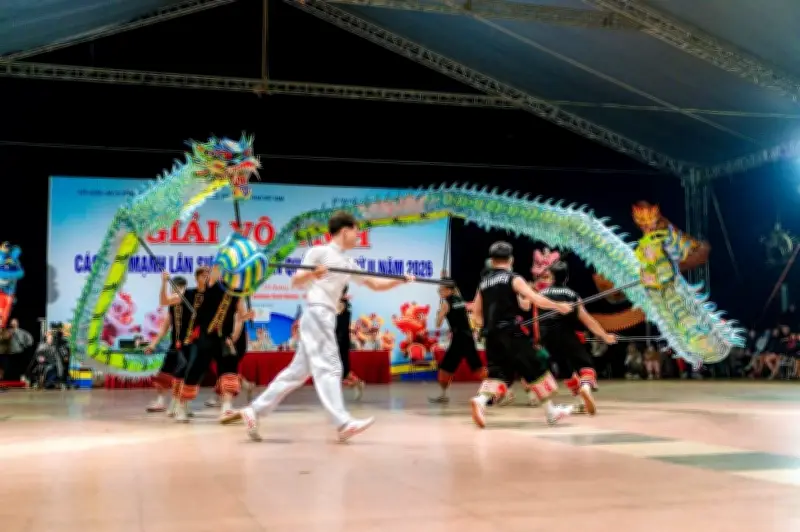 Rộn ràng nhịp trống uyên chuyển, bước nhảy Lân Sư Rồng tại Lâm Viên