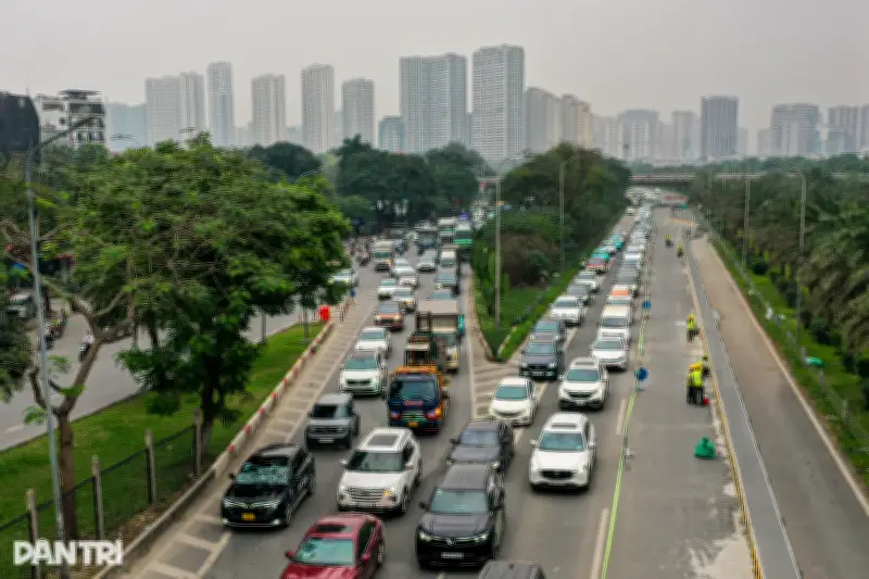 Rào chắn thi công Metro số 5 gây ùn tắc nghiêm trọng trên đại lộ Thăng Long