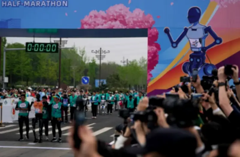 Robot Hình Người Lập Kỷ Lục Tại Giải Chạy Marathon Ở Trung Quốc