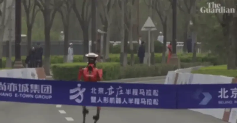 Robot hình người Trung Quốc phá kỷ lục chạy bộ của con người