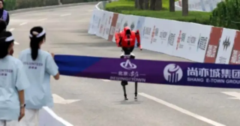 Robot Vượt Mặt Vận Động Viên Người Tại Cuộc Thi Chạy Bán Marathon Ở Bắc Kinh