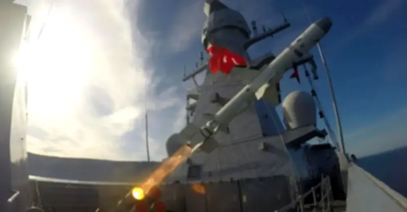 ROKETSAN ra mắt tên lửa ATMACA tại DSA 2026, ký hợp đồng với Malaysia