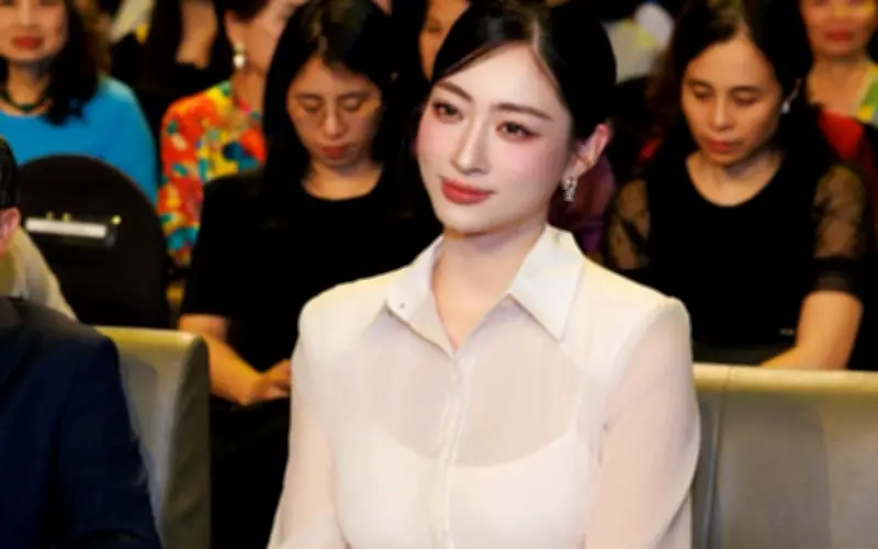 Sơ Mi Xuyên Thấu: Phong Cách Thanh Lịch, Nổi Bật Như Lương Thùy Linh