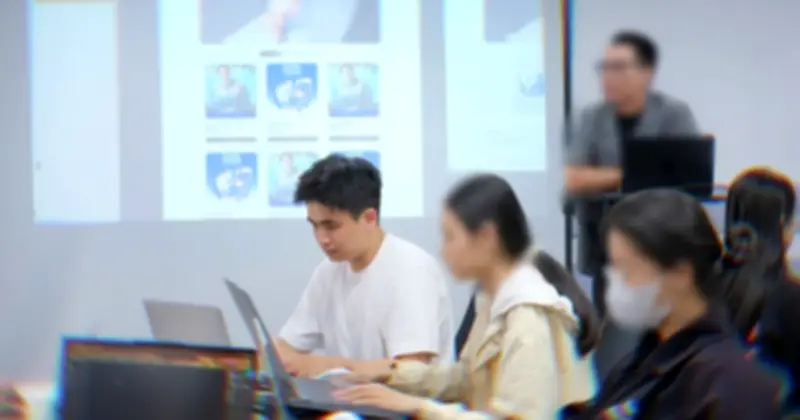 Sau giờ làm, người trẻ TP.HCM bước vào 'ca thứ hai' học tập: Cơ hội và áp lực song hành