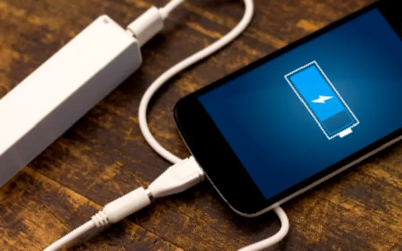 Sạc điện thoại qua đêm: Thói quen tưởng vô hại nhưng có thể làm giảm tuổi thọ pin