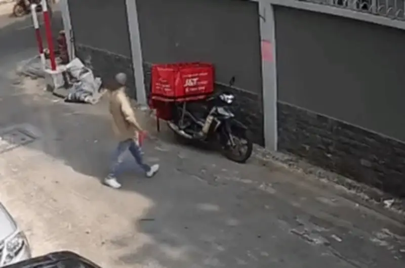 Shipper TP.HCM Bị Trộm Xe Máy Cùng Giỏ Hàng Khi Đang Giao Đơn Trong Hẻm