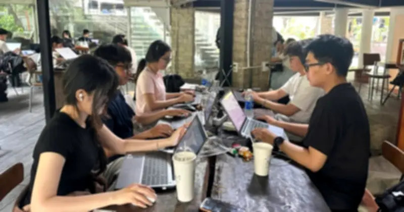 Sài Gòn nắng nóng đỉnh điểm: Người trẻ 'di cư' tìm máy lạnh, quán cà phê kín chỗ