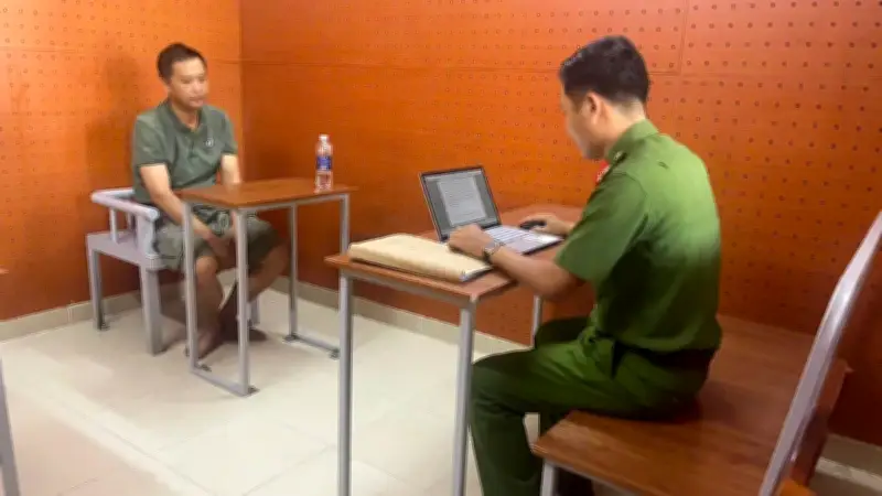 Sinh viên Cần Thơ bị giật điện thoại khi được người lạ 'giúp đỡ' đổ xăng