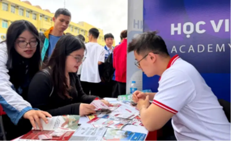 Sinh viên ngành báo chí chủ động rẽ hướng giữa làn sóng tinh gọn