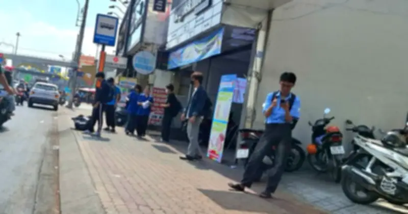 Sinh viên TP.HCM đứng ngoài nắng chờ xe buýt vì thiếu nhà chờ