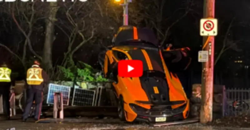 Siêu xe McLaren 600LT húc đổ cột đèn giữa đêm, tài xế bị bắt giữ