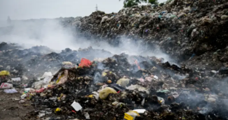 Sống Cạnh Bãi Rác Sát Nghĩa Trang, Dân Phải Mắc Màn Ăn Cơm