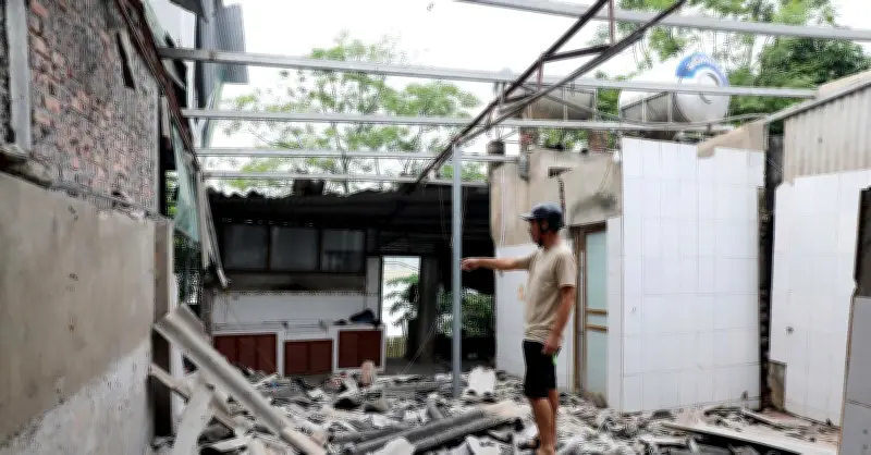Sông Thao cạn, vết nứt sâu hoắm, dân thót tim mất nửa nhà trong một ngày