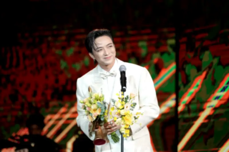 Soobin Hoàng Sơn và Hòa Minzy xuất sắc giành giải Ca sĩ của năm tại lễ trao giải Cống hiến lần thứ 20