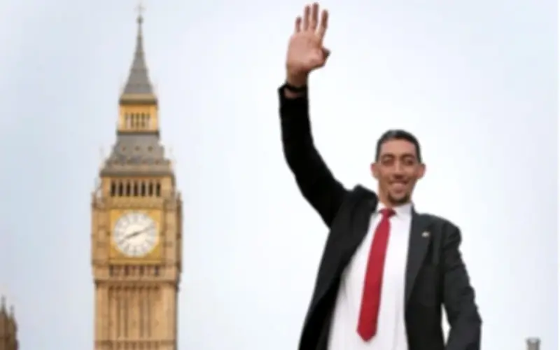 Sultan Kosen: Hành trình từ khối u tuyến yên đến danh hiệu người cao nhất thế giới