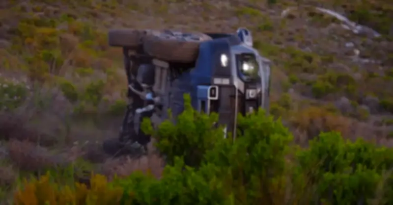 SUV hybrid bị đẩy xuống vách đá để thử phanh khẩn cấp