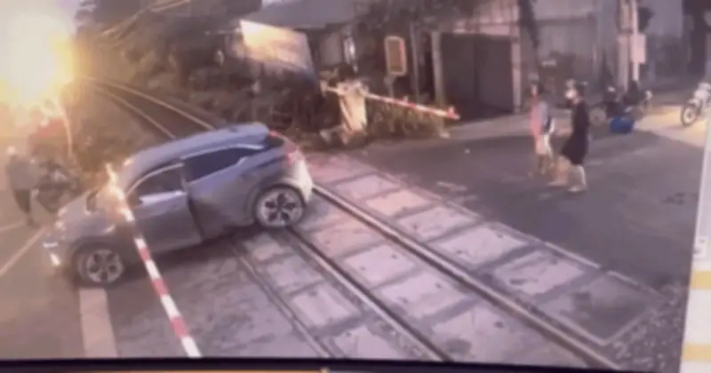 Ô Tô Bị Tàu Hỏa Tông Biến Dạng Ở Hà Nội: Tài Xế May Mắn Thoát Chết