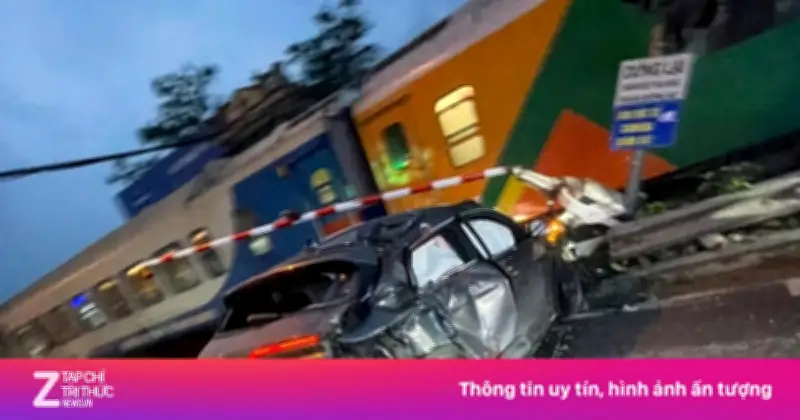 Ôtô Con Bị Tàu Hỏa Đâm Biến Dạng, Tài Xế May Mắn Thoát Nạn Ở Hà Nội