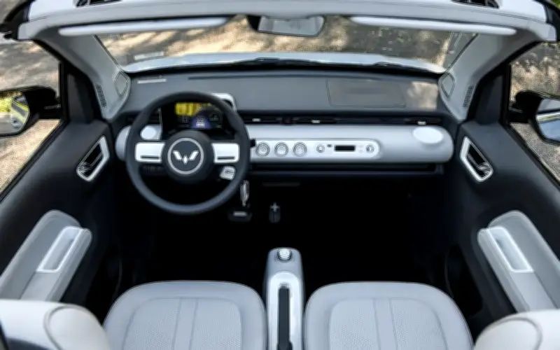 Ô tô giá 340 triệu đồng, thiết kế mui trần độc đáo, đi 280 km/sạc, cạnh tranh Kia Morning