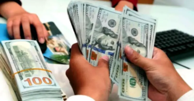 Tỷ giá USD sụt giảm đồng loạt, thị trường trong nước và quốc tế cùng chịu áp lực