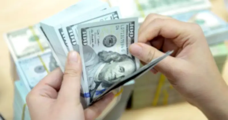 Tỷ giá USD tăng nhẹ trong ngân hàng, giảm mạnh trên thị trường tự do