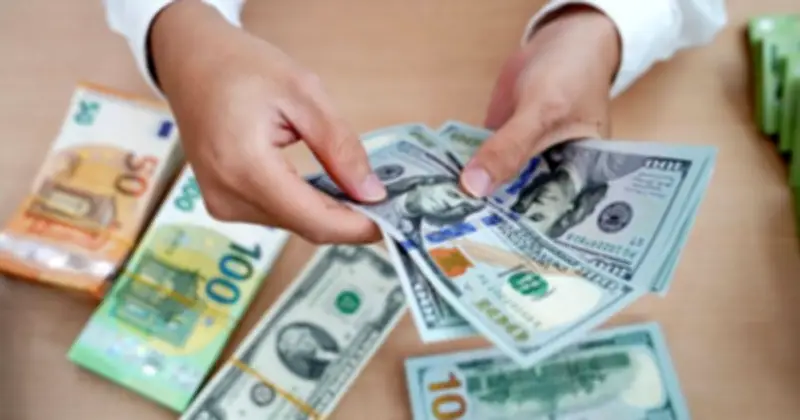 Tỷ giá USD tăng nhẹ đầu tuần, ngân hàng bán ra kịch trần, euro và bảng Anh giảm