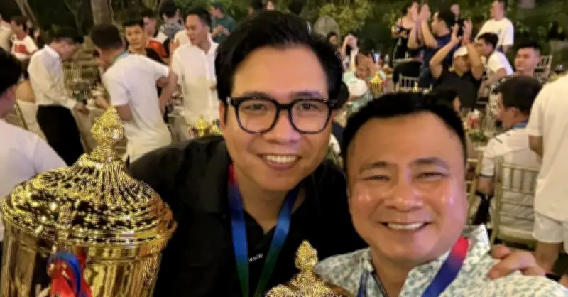 Tú Long khoe cúp vô địch, Đình Tú tặng quà bất ngờ cho vợ