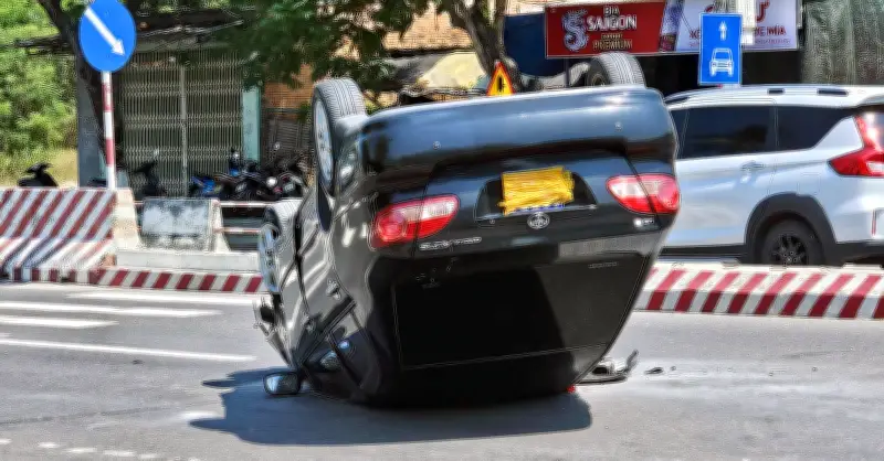 Ô tô lật ngửa trên đường Nguyễn Tất Thành, 3 người bị thương được giải cứu kịp thời