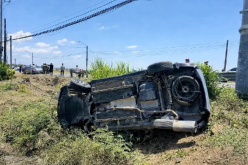 Ô tô lật xuống ruộng ở TP.HCM, 4 người được giải cứu kịp thời