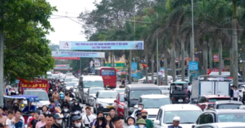 Ô tô nối dài, biển người đổ về Sầm Sơn ngày đầu nghỉ lễ 30/4